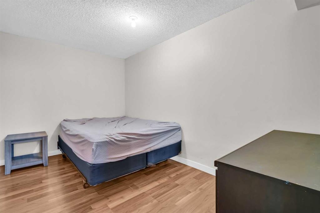 2046 33 Street Se, Calgary, AB - Indoor Photo Showing Bedroom