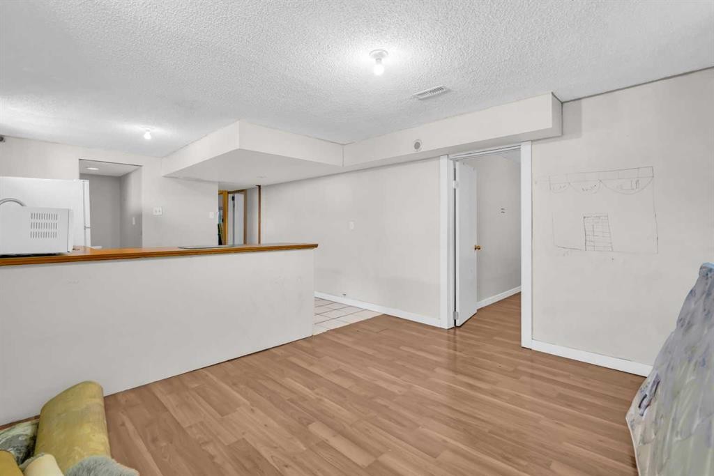 2046 33 Street Se, Calgary, AB - Indoor Photo Showing Other Room