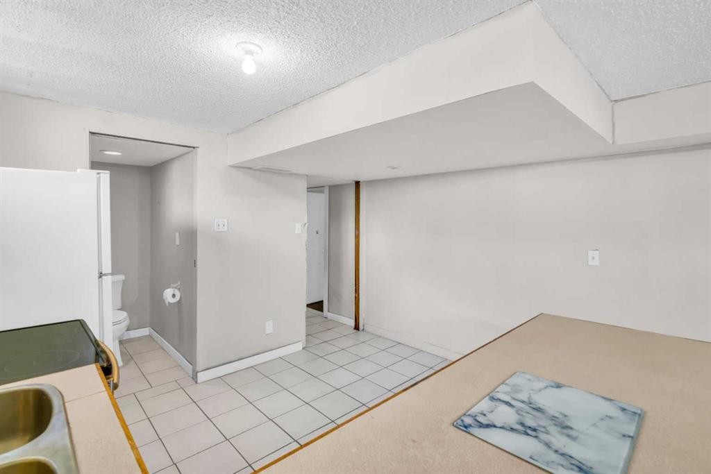 2046 33 Street Se, Calgary, AB - Indoor Photo Showing Other Room