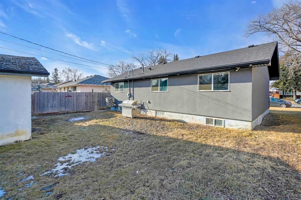 2046 33 Street Se, Calgary, AB - Outdoor