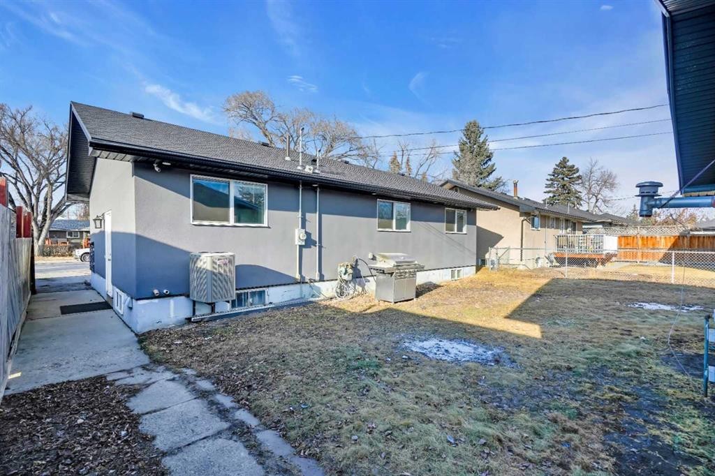 2046 33 Street Se, Calgary, AB - Outdoor