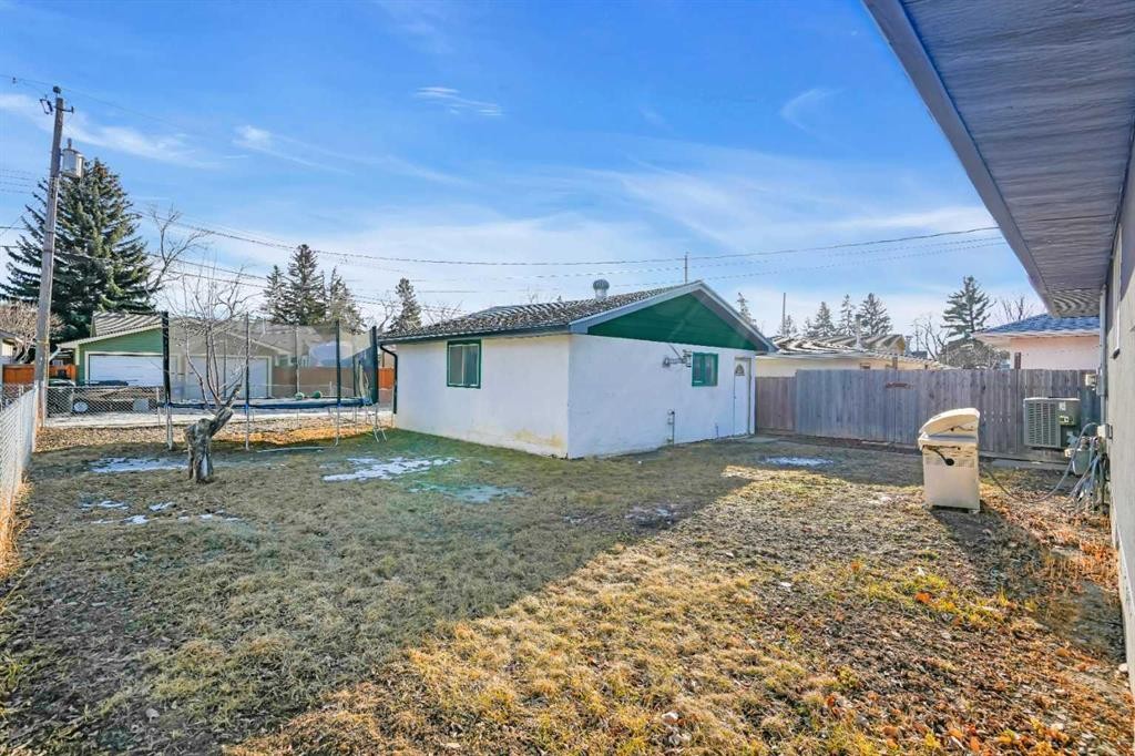 2046 33 Street Se, Calgary, AB - Outdoor