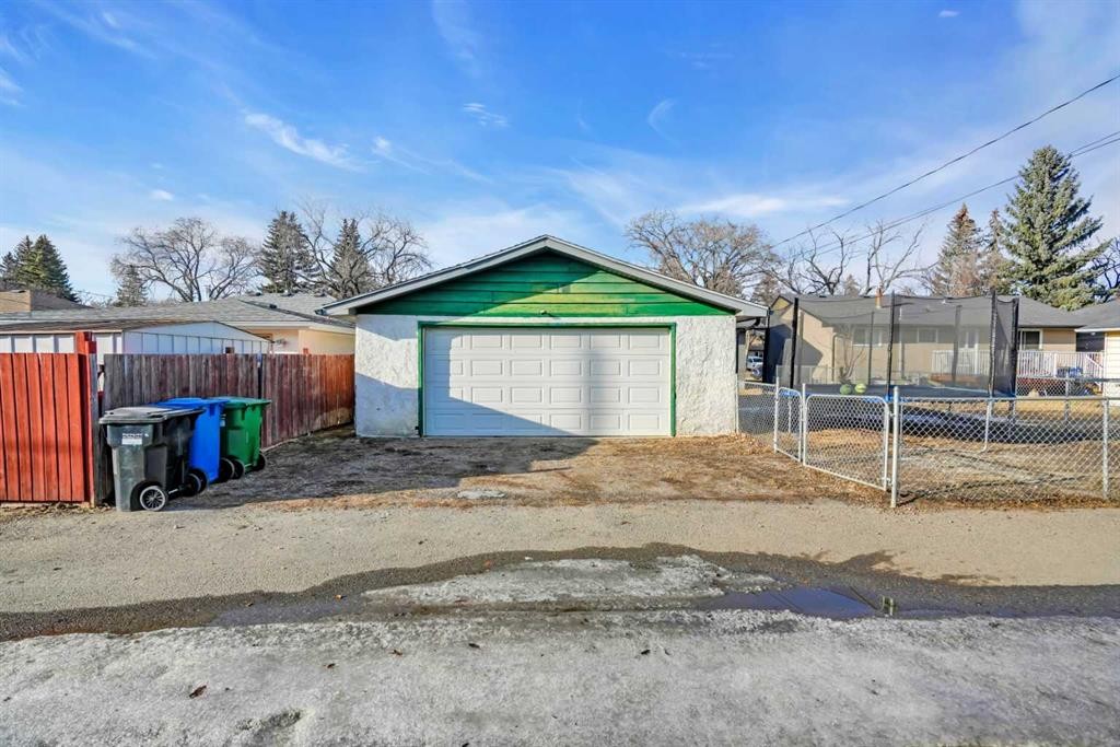 2046 33 Street Se, Calgary, AB - Outdoor