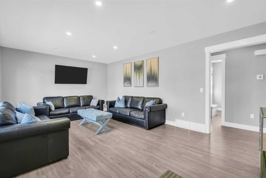 2046 33 Street Se, Calgary, AB - Indoor Photo Showing Living Room