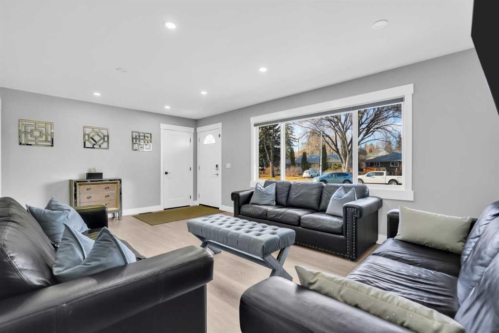 2046 33 Street Se, Calgary, AB - Indoor Photo Showing Living Room