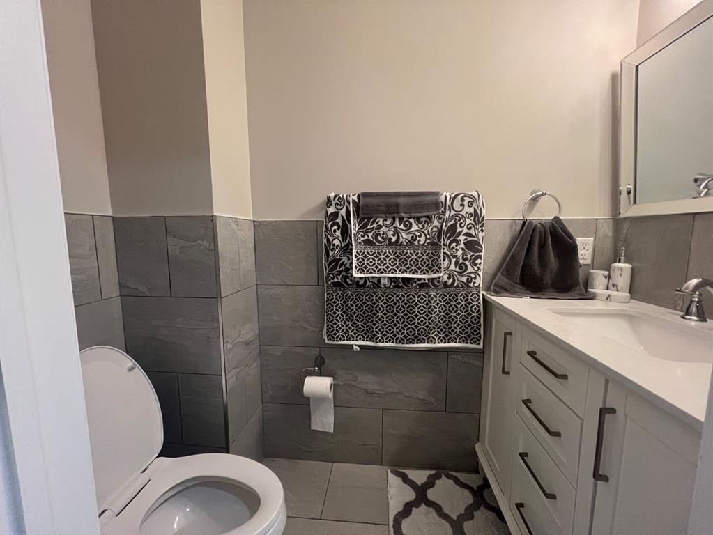 200 Hawkbury Close Nw, Calgary, AB - Indoor Photo Showing Bathroom