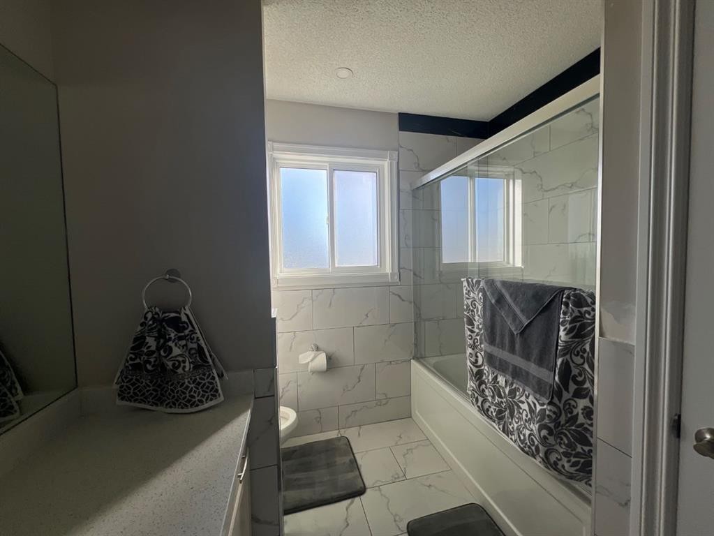 200 Hawkbury Close Nw, Calgary, AB - Indoor Photo Showing Bathroom