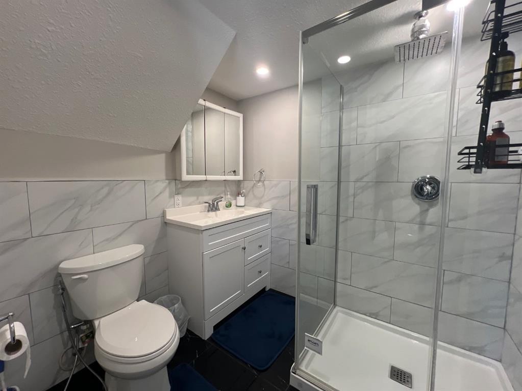200 Hawkbury Close Nw, Calgary, AB - Indoor Photo Showing Bathroom