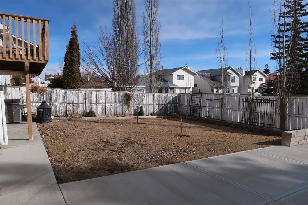 200 Hawkbury Close Nw, Calgary, AB - Outdoor