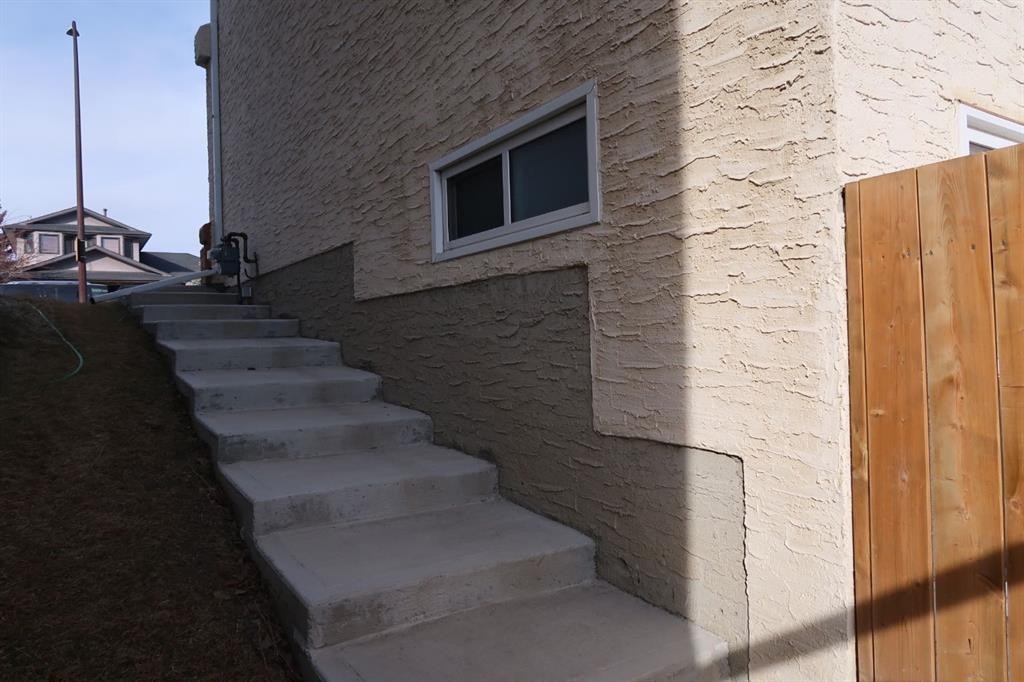 200 Hawkbury Close Nw, Calgary, AB - With Exterior