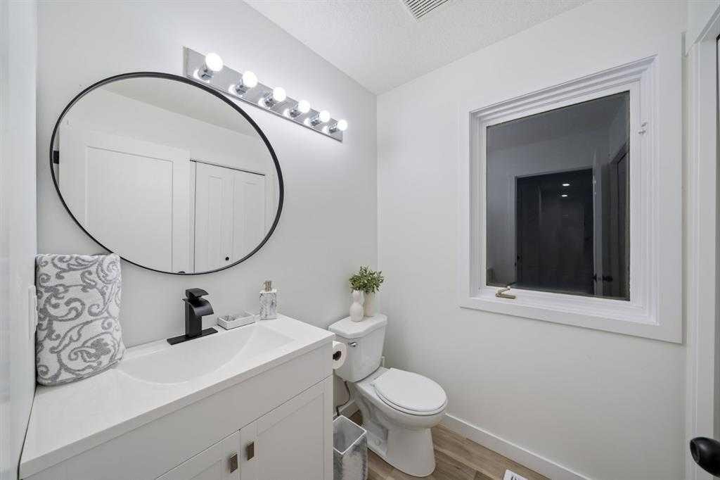 16 Sandringham Close Nw, Calgary, AB - Indoor Photo Showing Bathroom