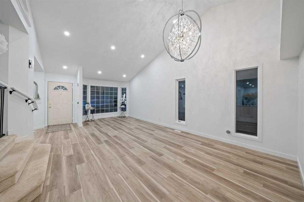 16 Sandringham Close Nw, Calgary, AB - Indoor Photo Showing Other Room