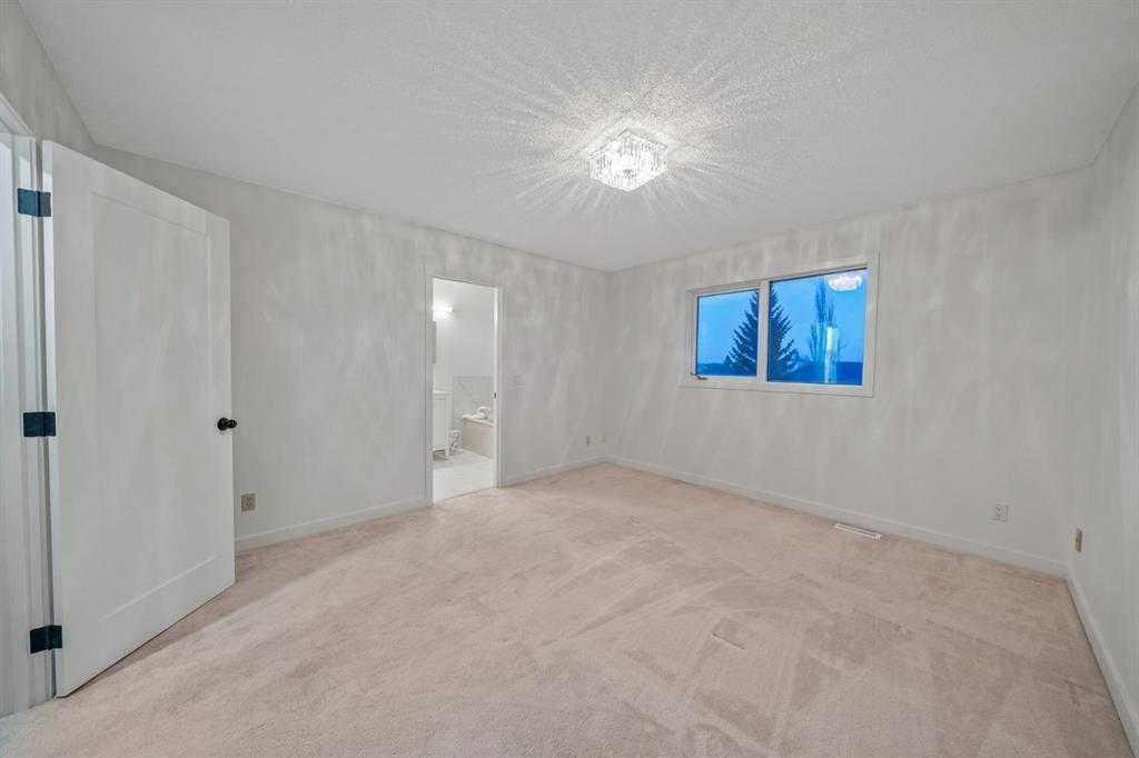 16 Sandringham Close Nw, Calgary, AB - Indoor Photo Showing Other Room
