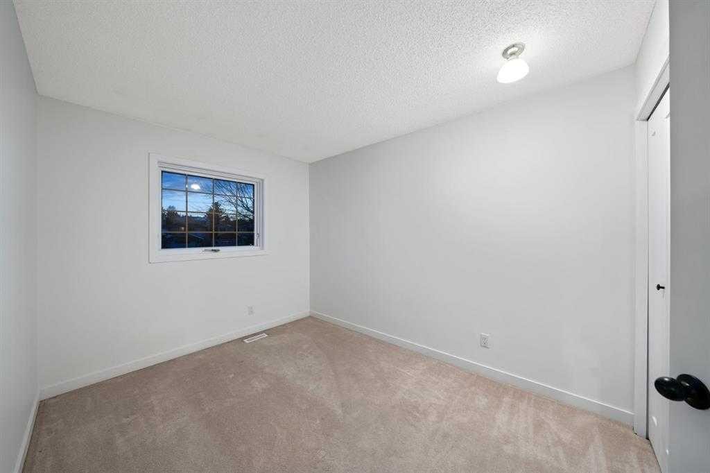 16 Sandringham Close Nw, Calgary, AB - Indoor Photo Showing Other Room