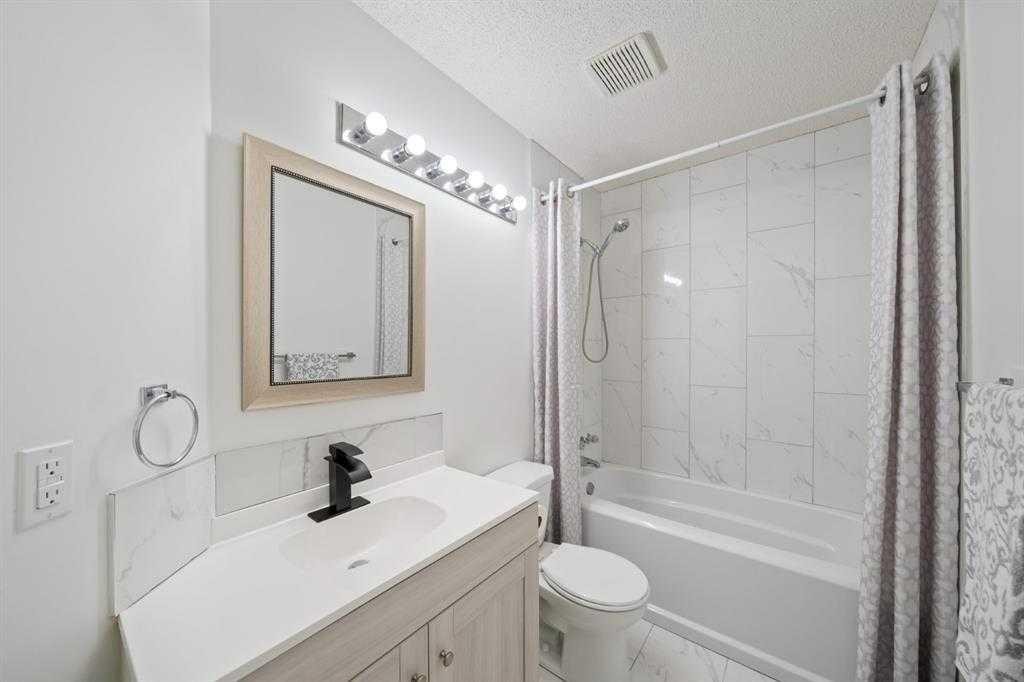 16 Sandringham Close Nw, Calgary, AB - Indoor Photo Showing Bathroom