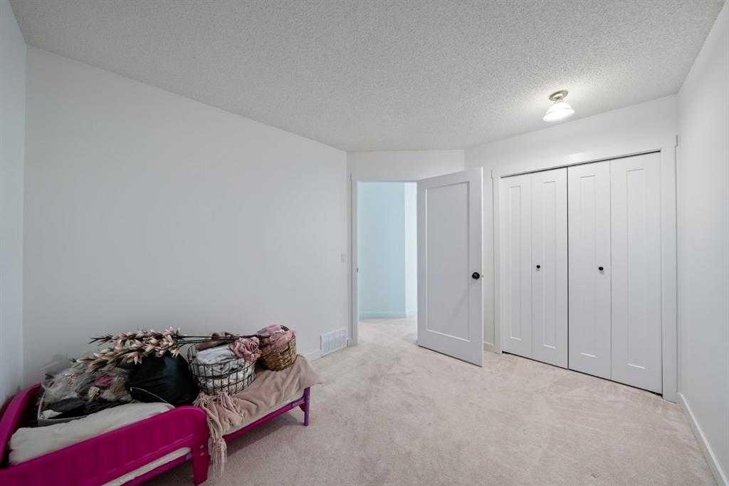 16 Sandringham Close Nw, Calgary, AB - Indoor