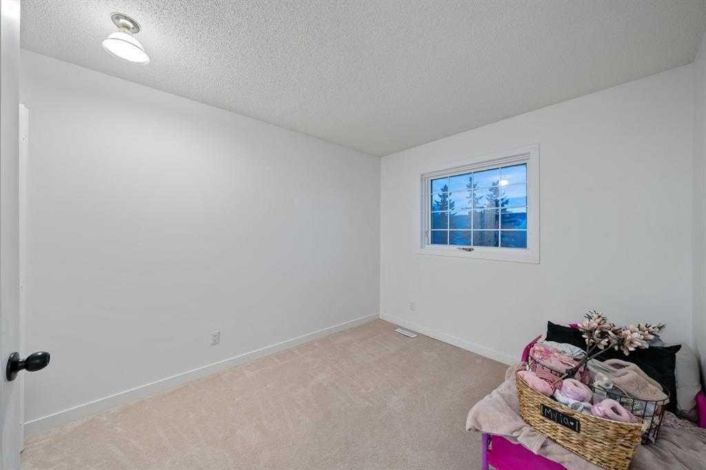 16 Sandringham Close Nw, Calgary, AB - Indoor Photo Showing Other Room
