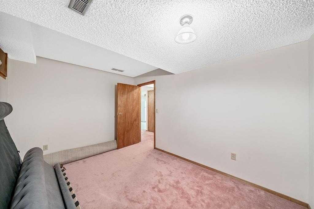 16 Sandringham Close Nw, Calgary, AB - Indoor Photo Showing Other Room