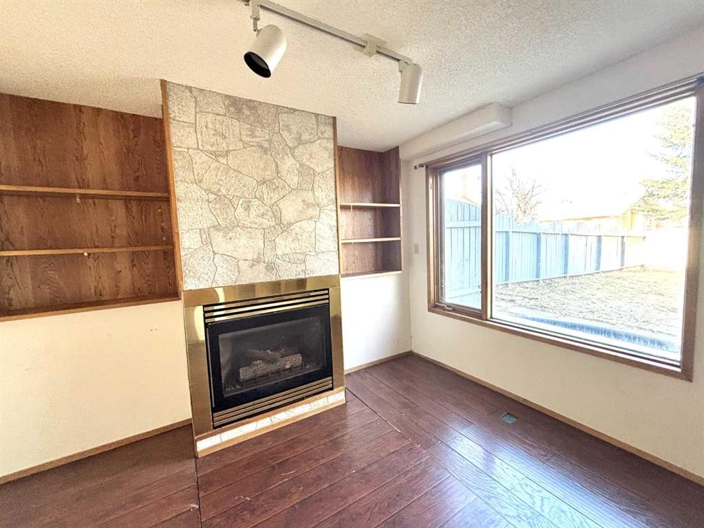 16 Sandringham Close Nw, Calgary, AB - Indoor With Fireplace