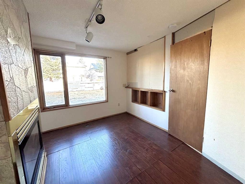 16 Sandringham Close Nw, Calgary, AB - Indoor Photo Showing Other Room