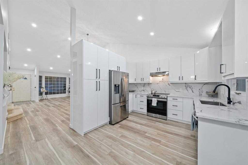 16 Sandringham Close Nw, Calgary, AB - Indoor Photo Showing Kitchen With Stainless Steel Kitchen With Upgraded Kitchen
