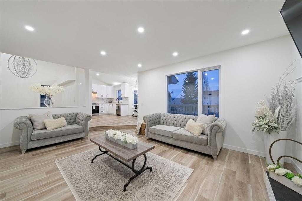 16 Sandringham Close Nw, Calgary, AB - Indoor Photo Showing Living Room