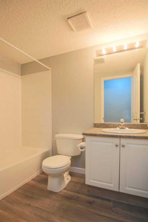 202-5202 Valleyview Park Se, Calgary, AB - Indoor Photo Showing Bathroom