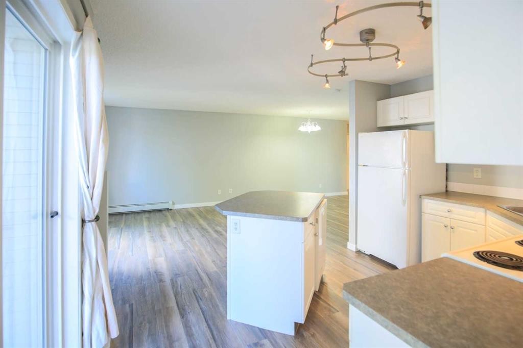 202-5202 Valleyview Park Se, Calgary, AB - Indoor Photo Showing Kitchen