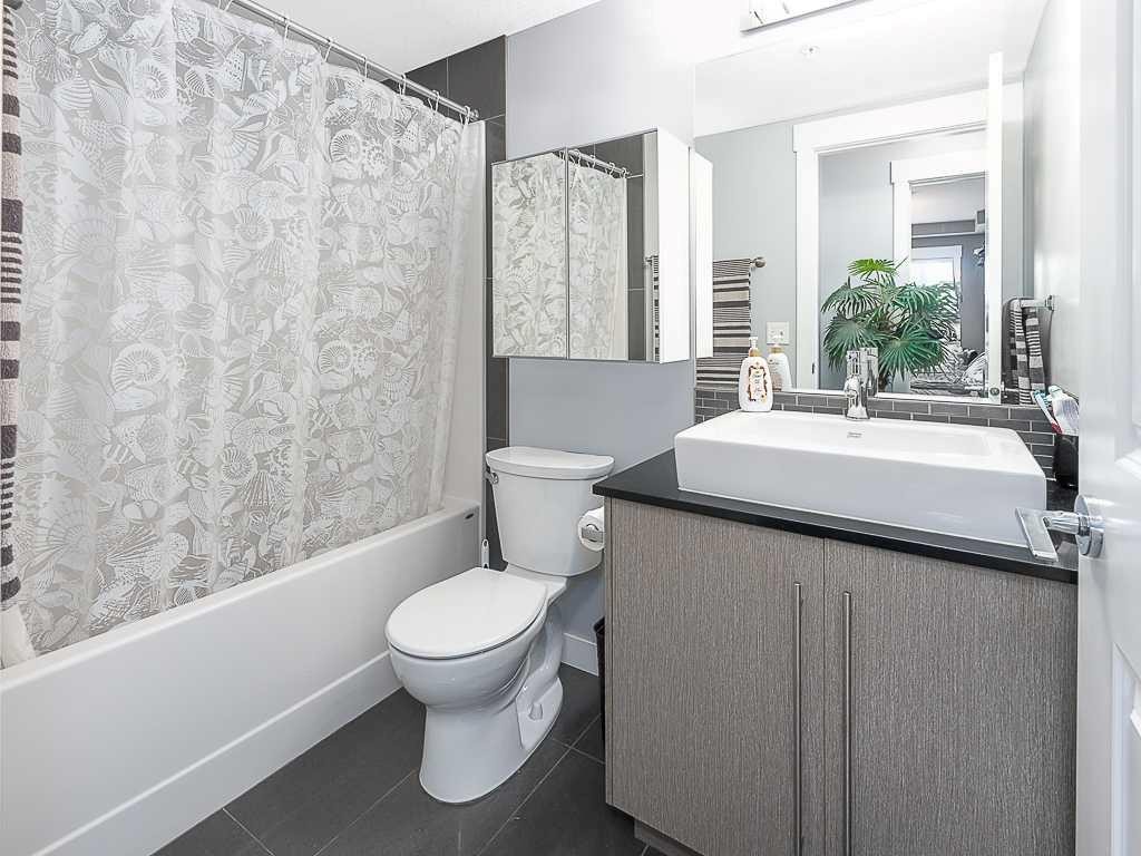 1203-11 Mahogany Row Se, Calgary, AB - Indoor Photo Showing Bathroom