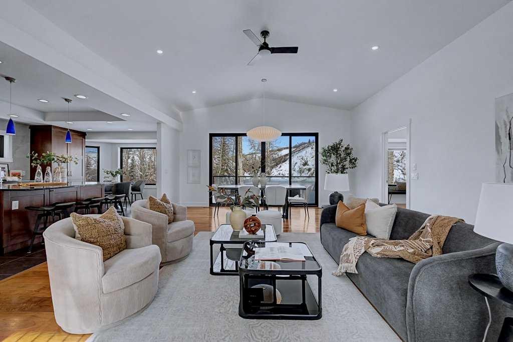 7220 Bow Crescent Nw, Calgary, AB - Indoor Photo Showing Living Room