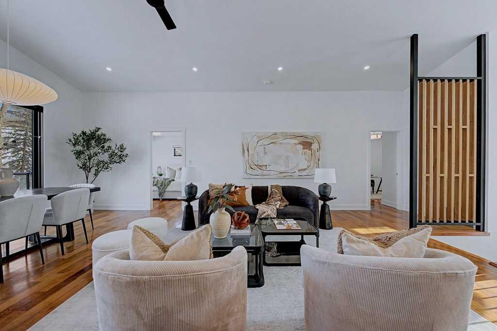 7220 Bow Crescent Nw, Calgary, AB - Indoor Photo Showing Living Room
