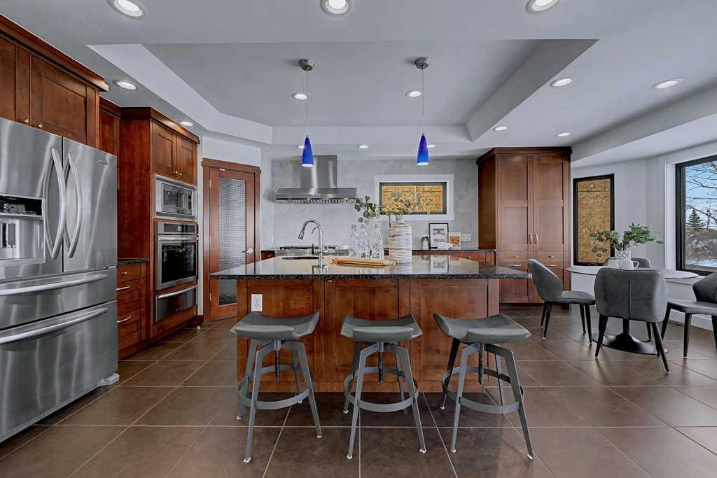 7220 Bow Crescent Nw, Calgary, AB - Indoor Photo Showing Kitchen With Stainless Steel Kitchen With Upgraded Kitchen