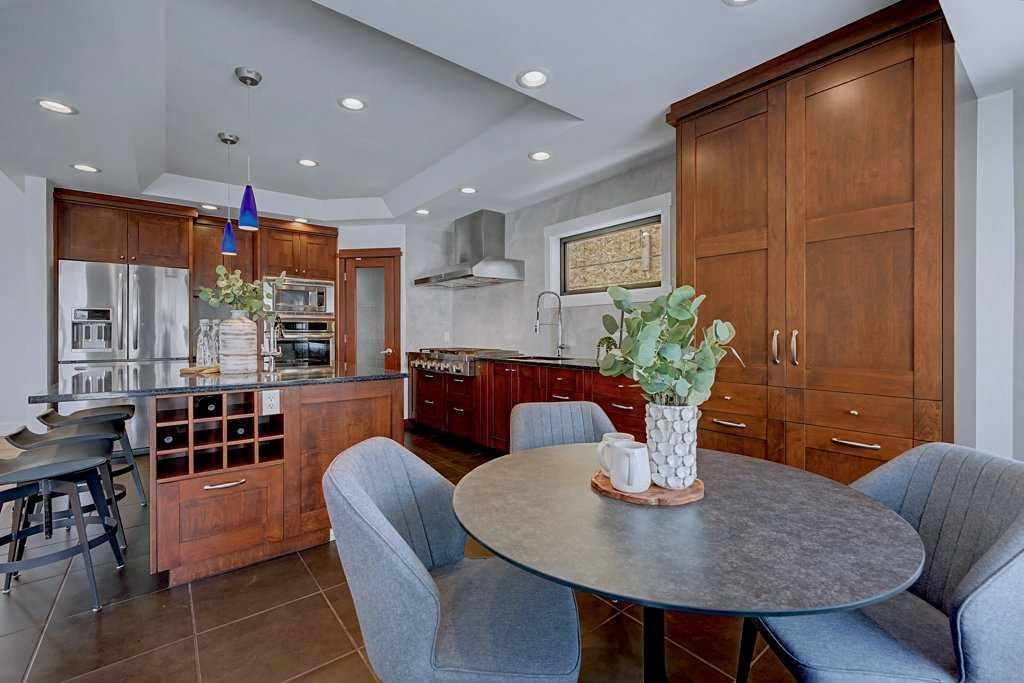 7220 Bow Crescent Nw, Calgary, AB - Indoor Photo Showing Dining Room