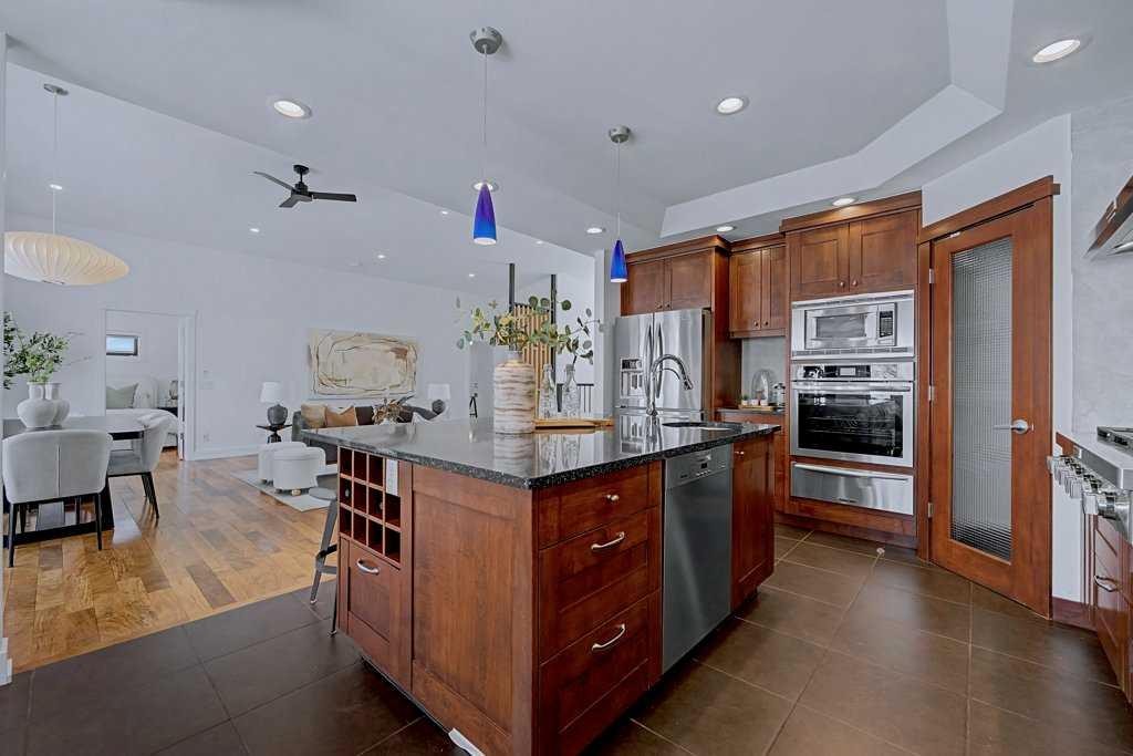 7220 Bow Crescent Nw, Calgary, AB - Indoor Photo Showing Kitchen With Stainless Steel Kitchen With Upgraded Kitchen