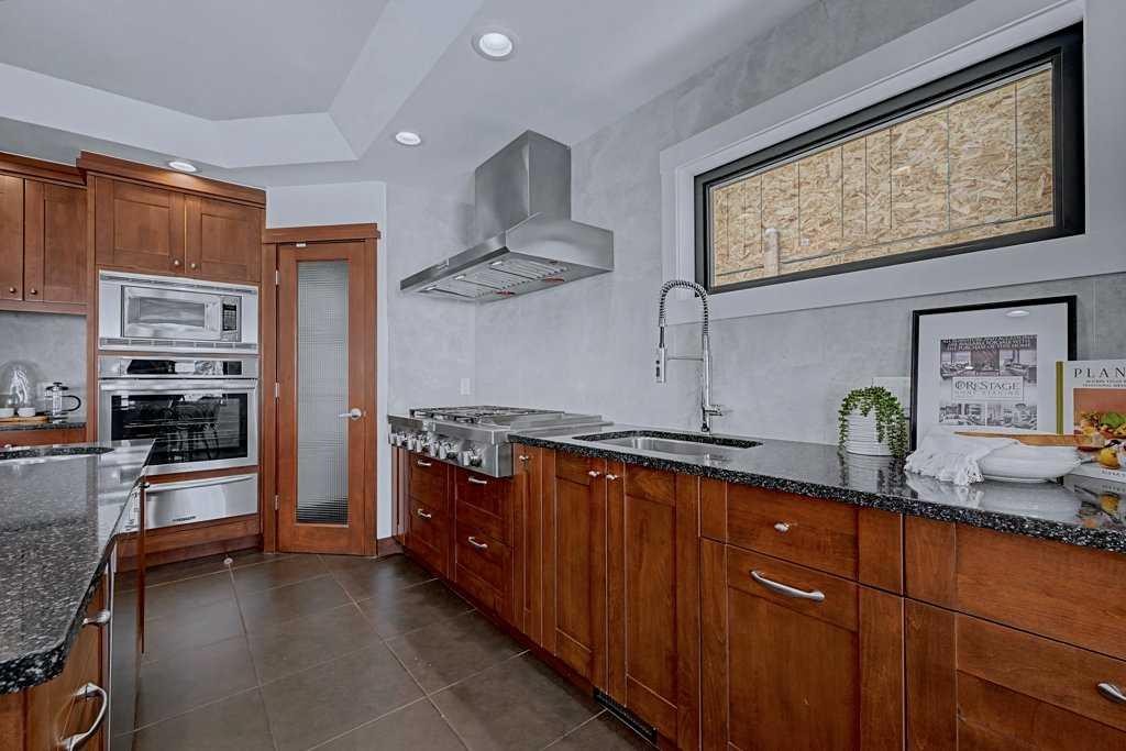 7220 Bow Crescent Nw, Calgary, AB - Indoor Photo Showing Kitchen