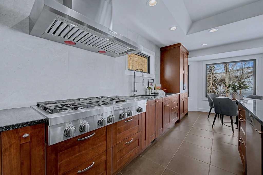 7220 Bow Crescent Nw, Calgary, AB - Indoor Photo Showing Kitchen