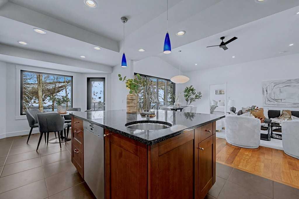 7220 Bow Crescent Nw, Calgary, AB - Indoor Photo Showing Kitchen