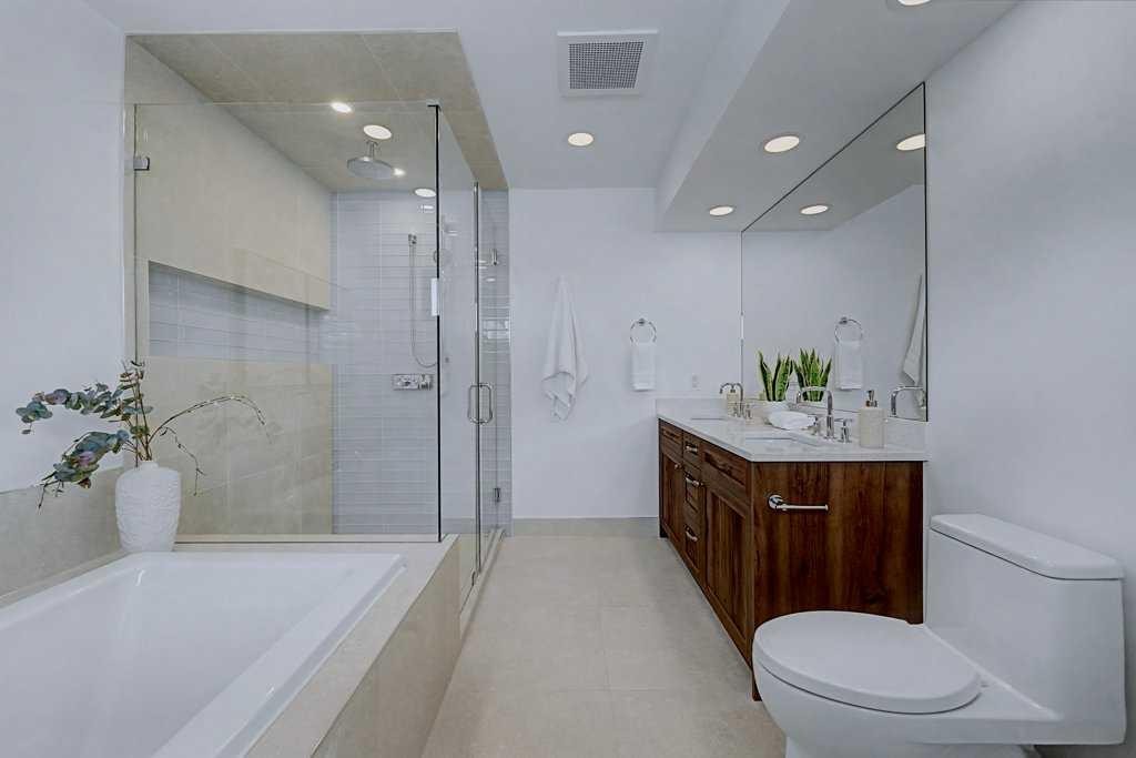 7220 Bow Crescent Nw, Calgary, AB - Indoor Photo Showing Bathroom