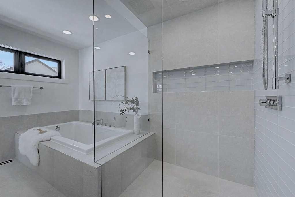 7220 Bow Crescent Nw, Calgary, AB - Indoor Photo Showing Bathroom