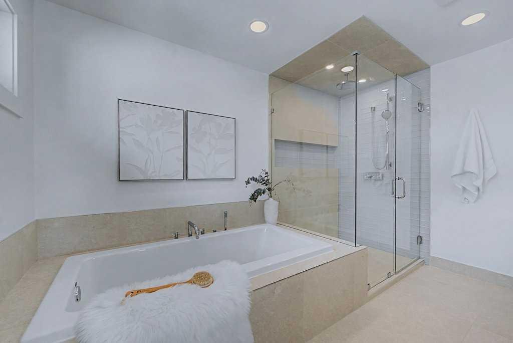 7220 Bow Crescent Nw, Calgary, AB - Indoor Photo Showing Bathroom