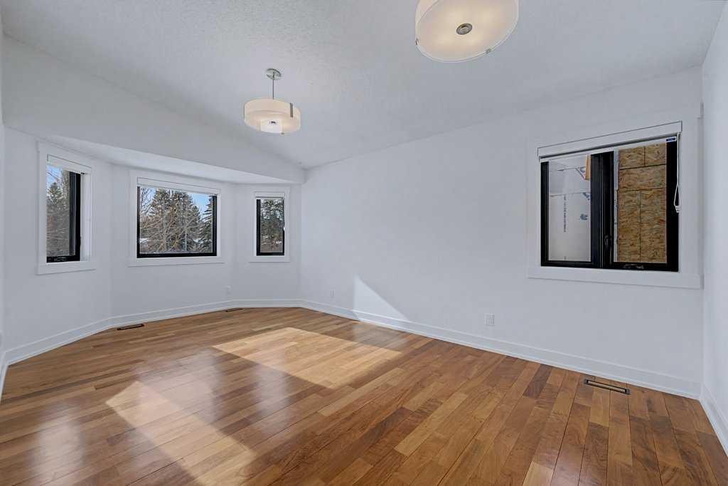 7220 Bow Crescent Nw, Calgary, AB - Indoor Photo Showing Other Room