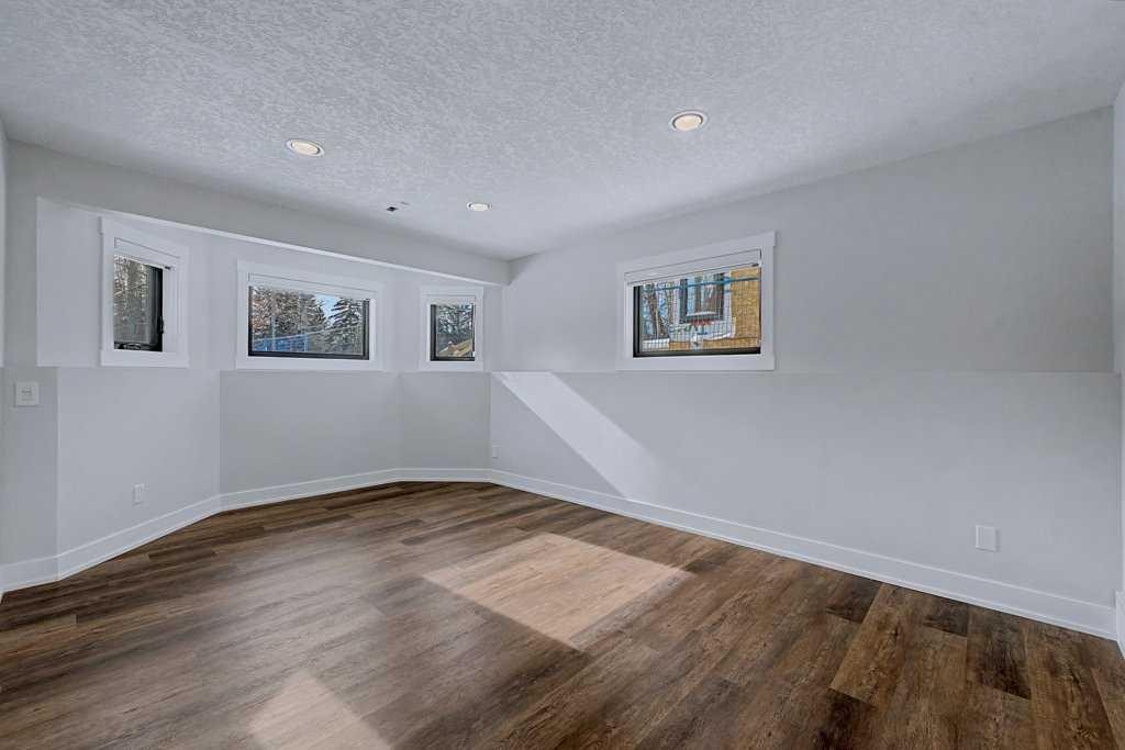7220 Bow Crescent Nw, Calgary, AB - Indoor Photo Showing Other Room