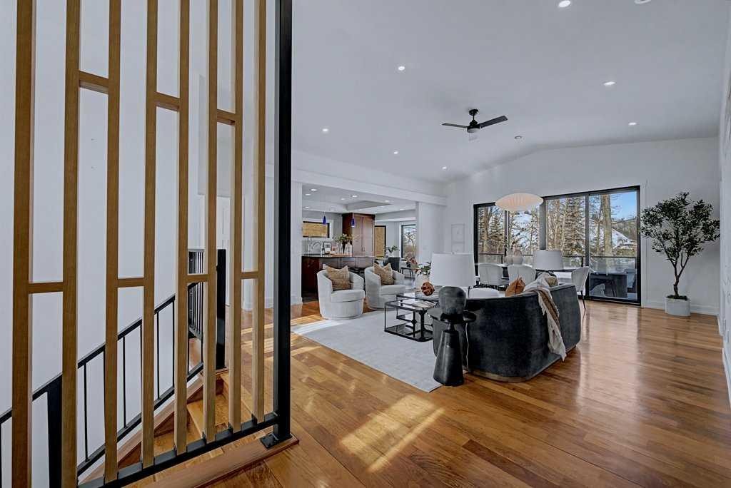 7220 Bow Crescent Nw, Calgary, AB - Indoor Photo Showing Other Room