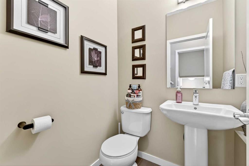 90 Walden Crescent Se, Calgary, AB - Indoor Photo Showing Bathroom