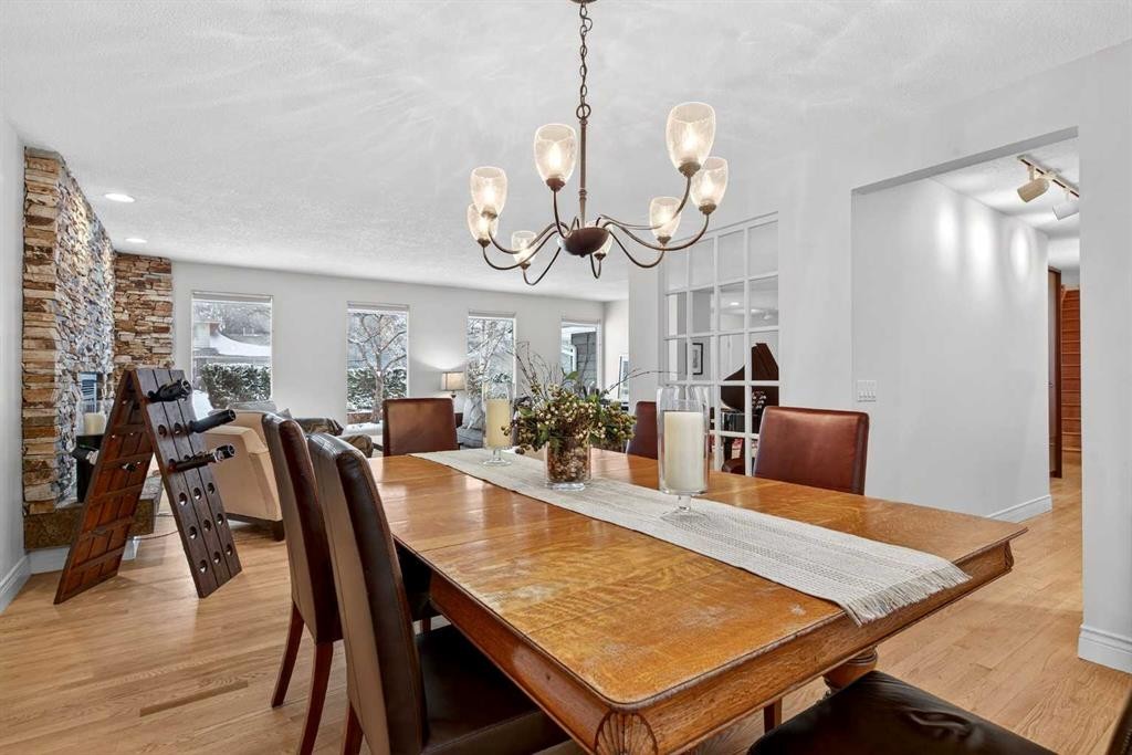 6913 Leaside Drive Sw, Calgary, AB - Indoor Photo Showing Dining Room