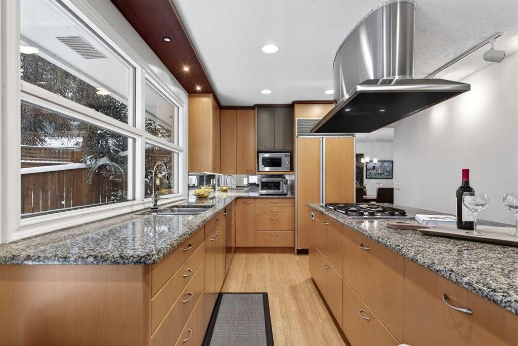 6913 Leaside Drive Sw, Calgary, AB - Indoor Photo Showing Kitchen With Double Sink With Upgraded Kitchen