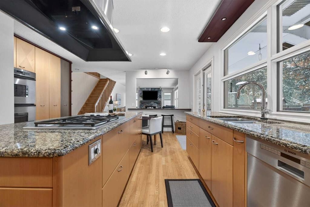 6913 Leaside Drive Sw, Calgary, AB - Indoor Photo Showing Kitchen With Upgraded Kitchen