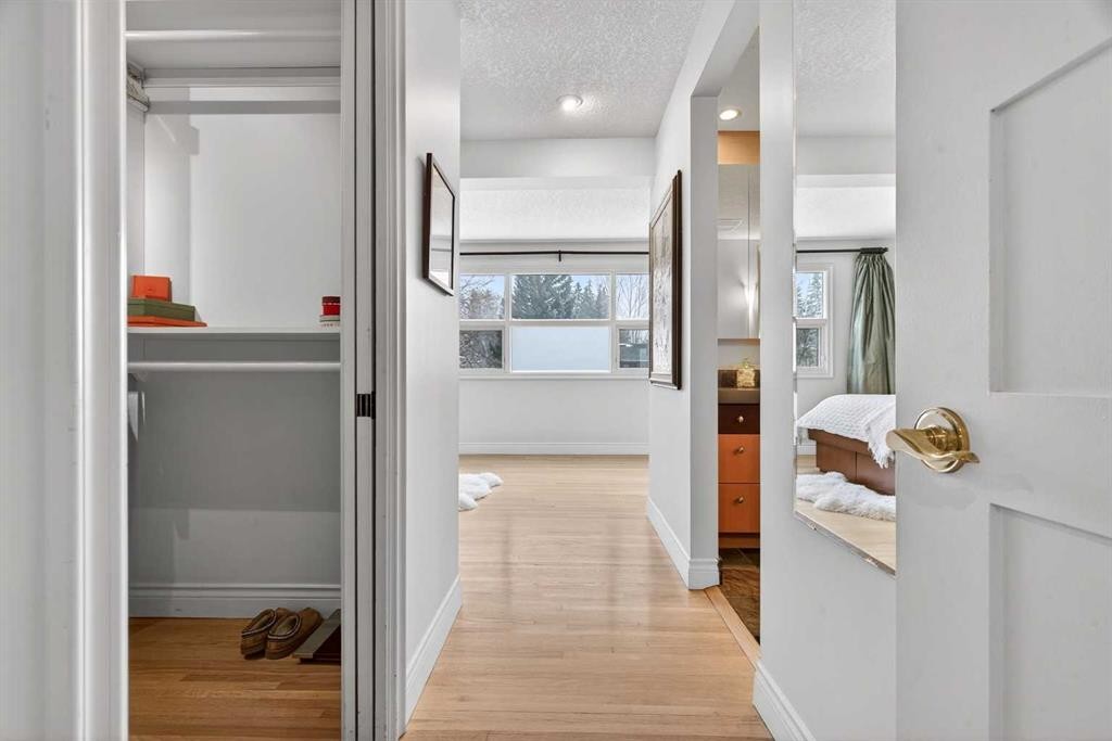 6913 Leaside Drive Sw, Calgary, AB - Indoor Photo Showing Other Room