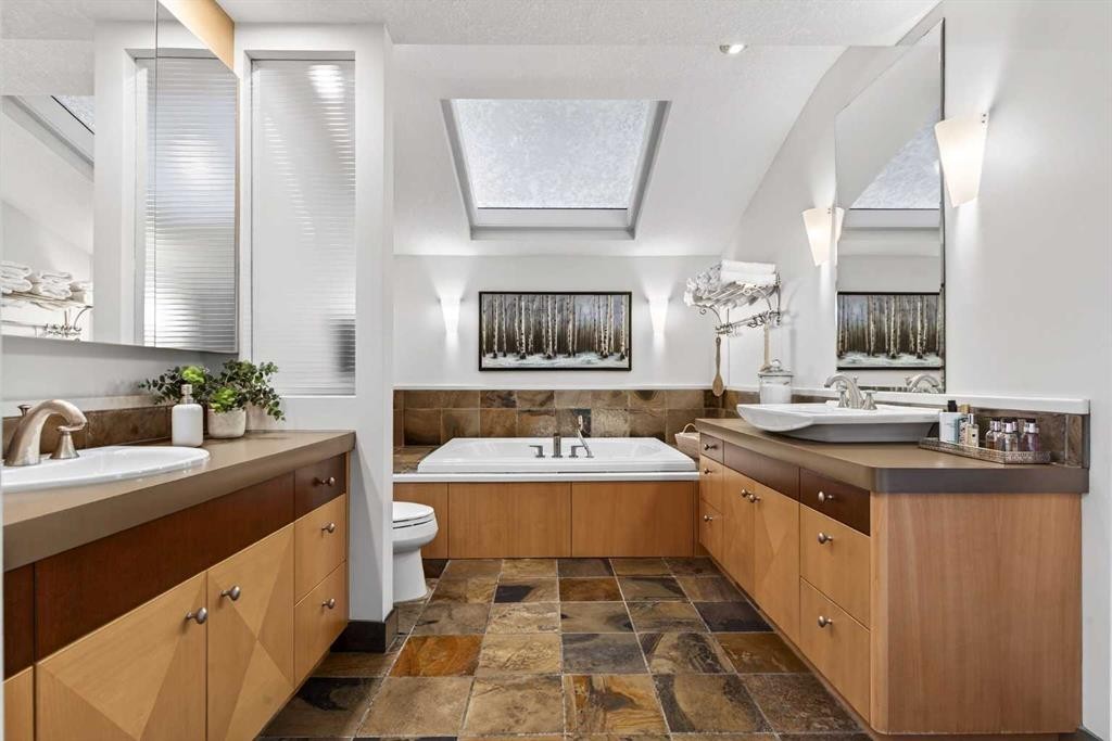 6913 Leaside Drive Sw, Calgary, AB - Indoor Photo Showing Bathroom