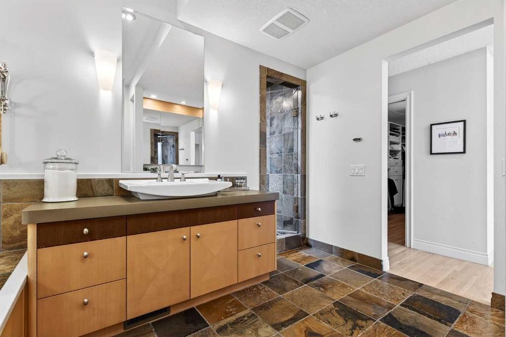 6913 Leaside Drive Sw, Calgary, AB - Indoor Photo Showing Bathroom
